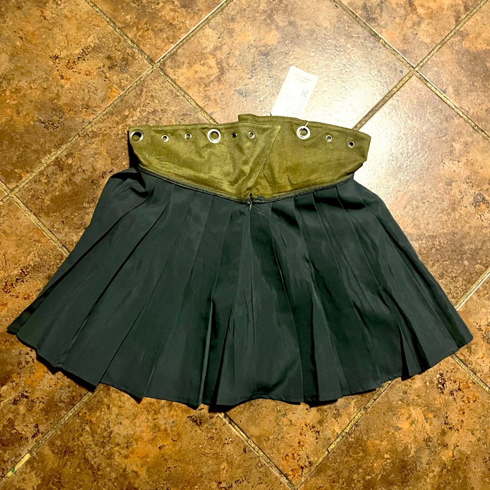 Vintage-Inspired Pleated Green Skirt with Olive Waistband